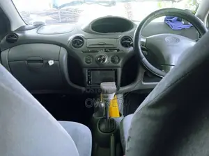 Toyota Vitz 2000 Car (Used)