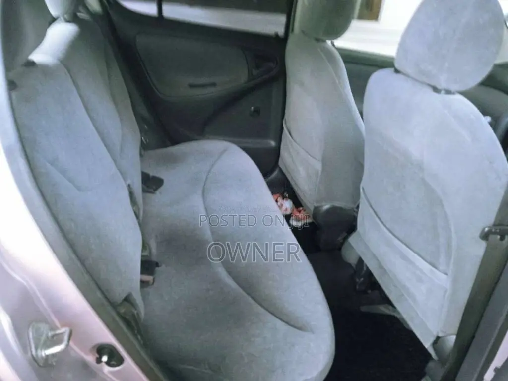 Toyota Vitz 2000 Car (Used)