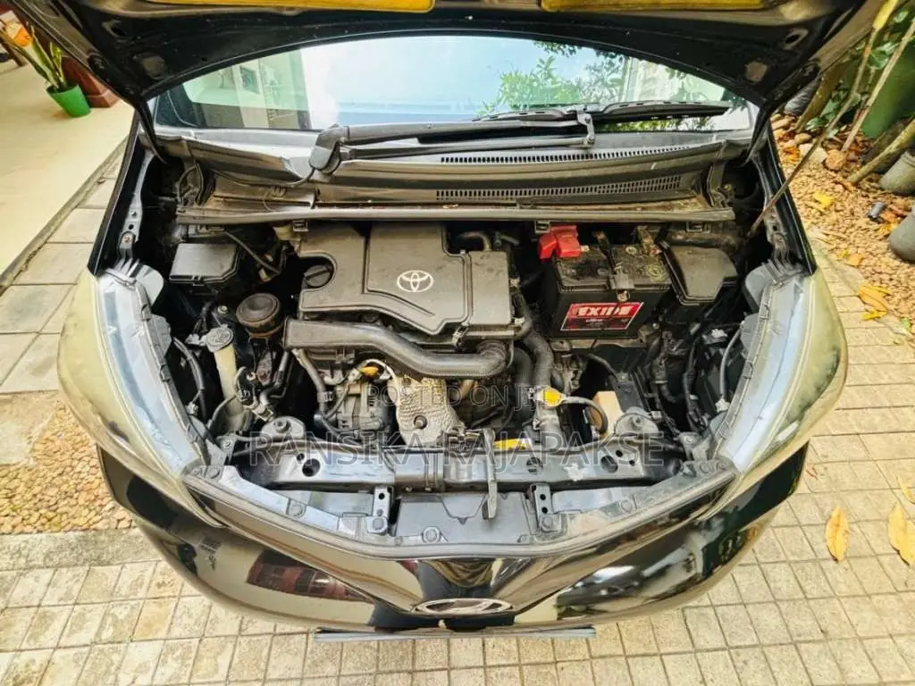 Toyota Vitz 2015 Car (Used)