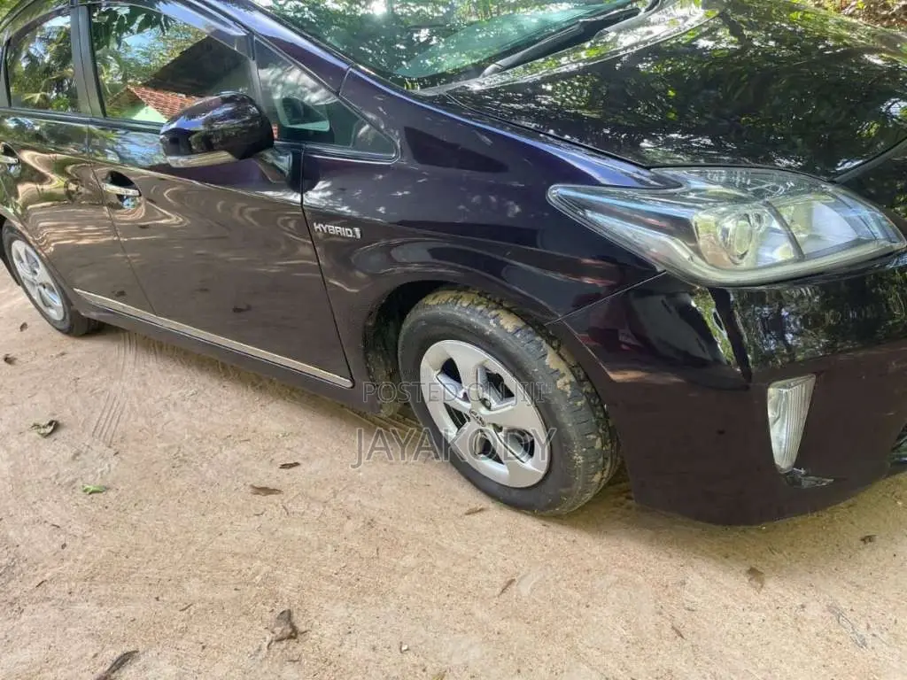 Toyota Prius LED 2013 Car (Used)