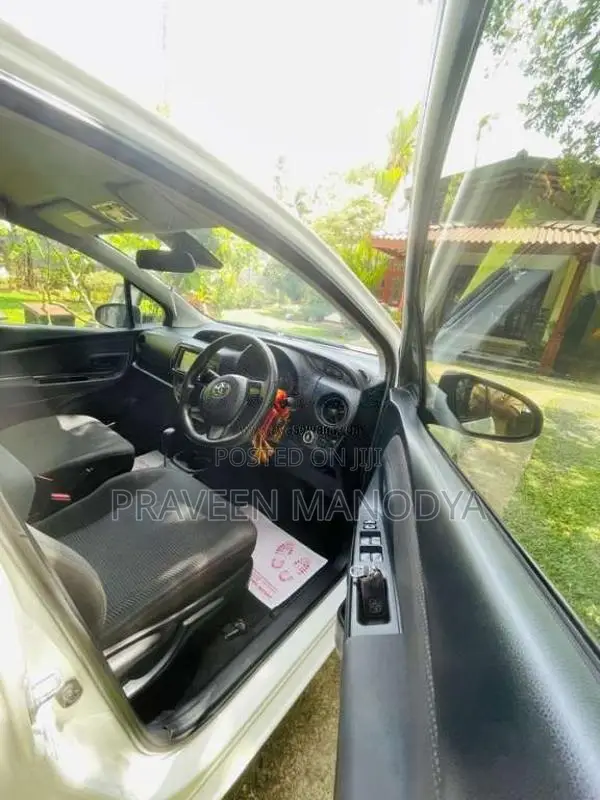 Toyota Vitz 2018 Car (Used)