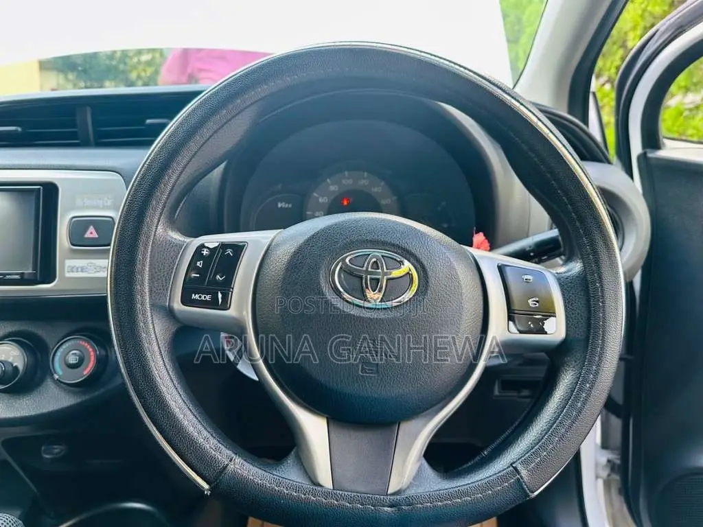 Toyota Vitz 2015 Car (Used)