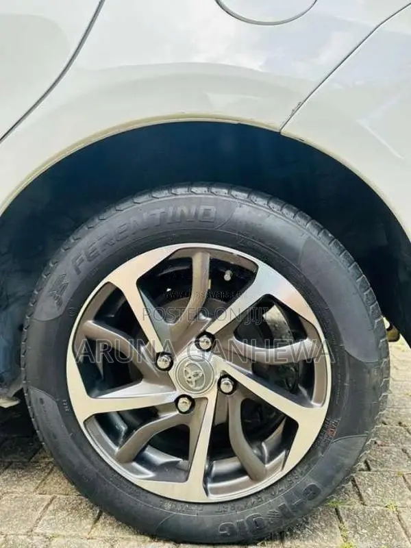 Toyota Vitz 2015 Car (Used)