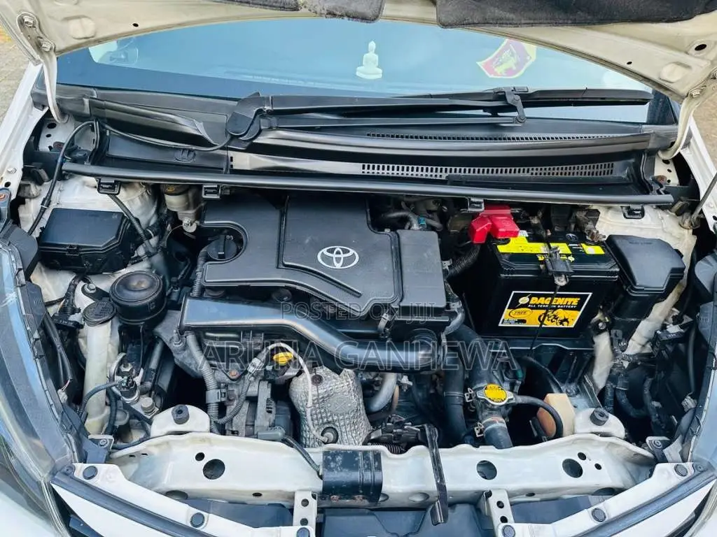 Toyota Vitz 2015 Car (Used)