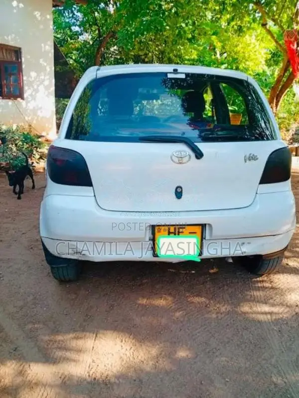 Toyota Vitz 2000 Car (Used)