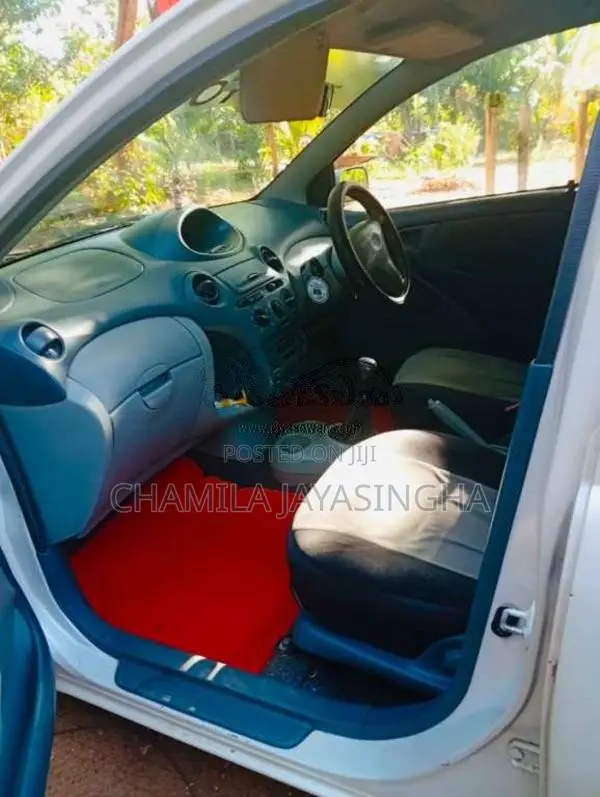 Toyota Vitz 2000 Car (Used)
