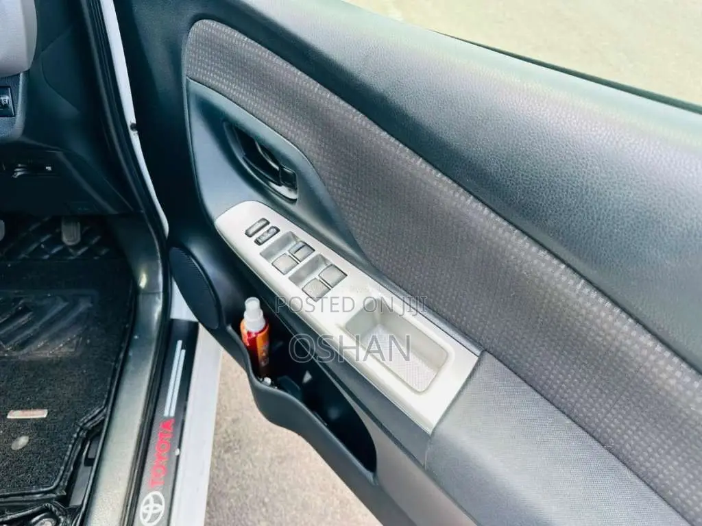 Toyota Vitz 2016 Car (Used)