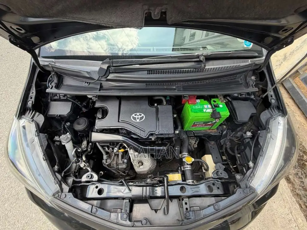 Toyota Vitz 2016 Car (Used)