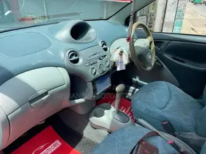 Toyota Vitz 2000 Car (Used)