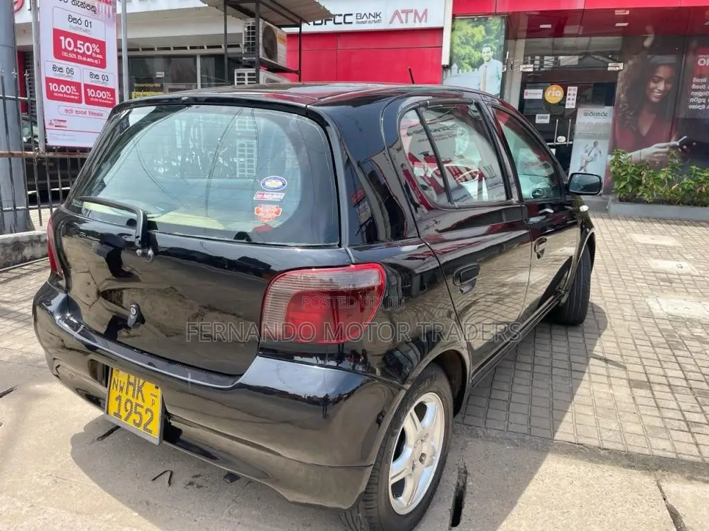 Toyota Vitz 2000 Car (Used)
