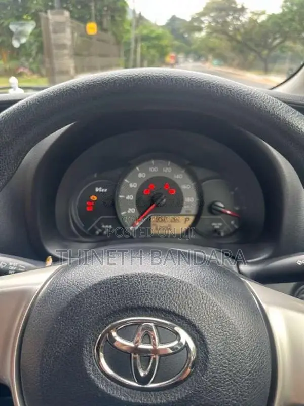 Toyota Vitz 2016 Car (Used)