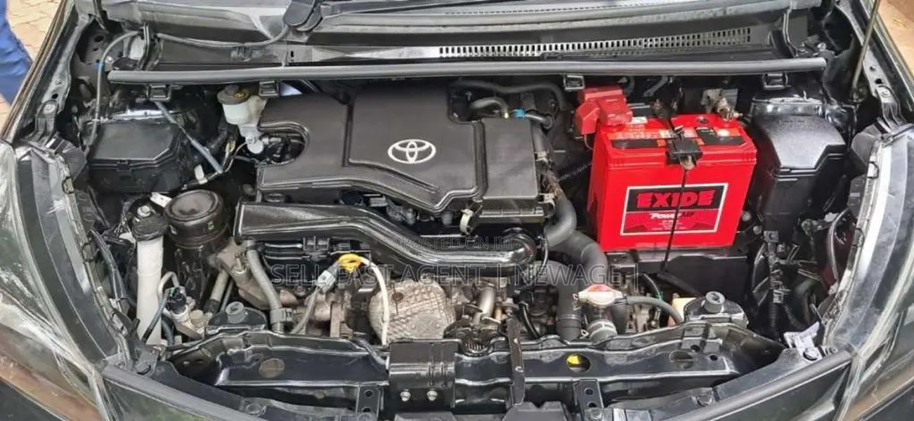 Toyota Vitz 2015 Car (Used)
