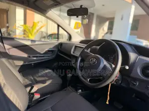 Toyota Vitz 2016 Car (Used)