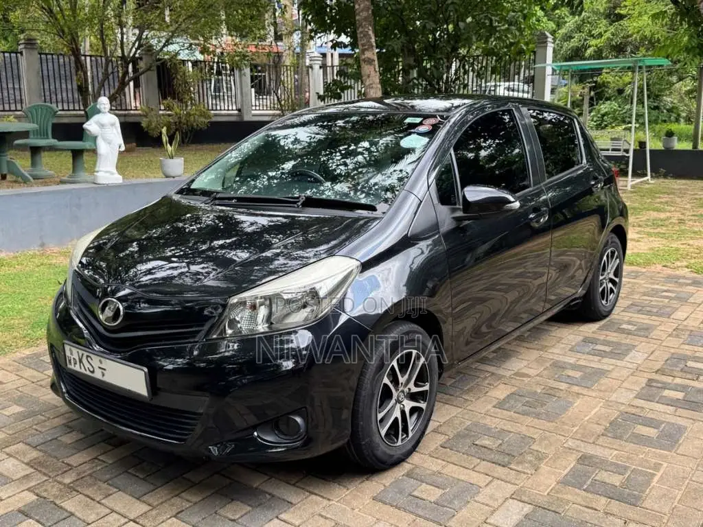 Toyota Vitz 2011 Car (Used)