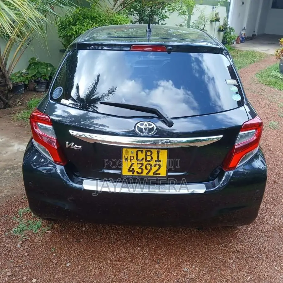 Toyota Vitz 2016 Car (Used)
