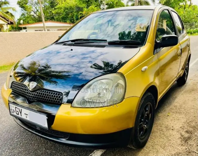 Toyota Vitz 2001 Car (Used)