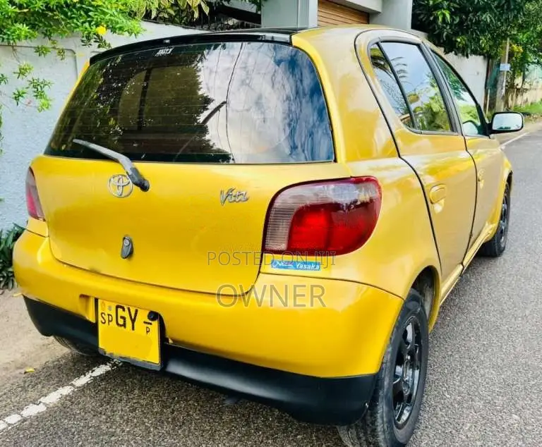 Toyota Vitz 2001 Car (Used)