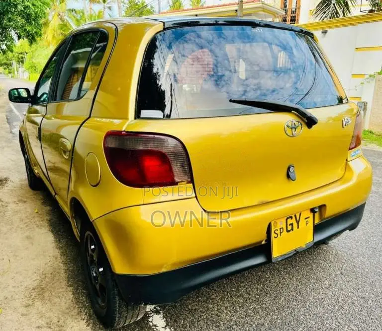 Toyota Vitz 2001 Car (Used)