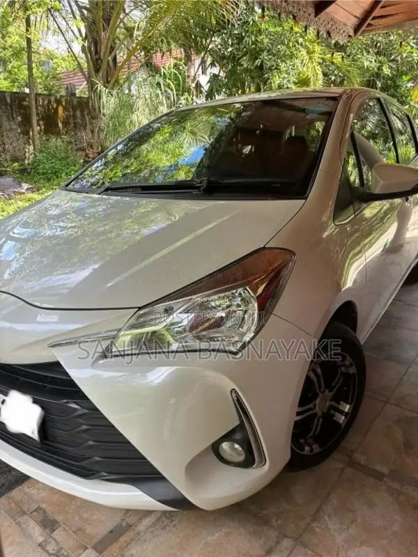 Toyota Vitz 2018 Car (Used)