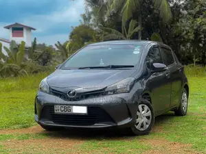 Toyota Vitz 2016 Car (Used)
