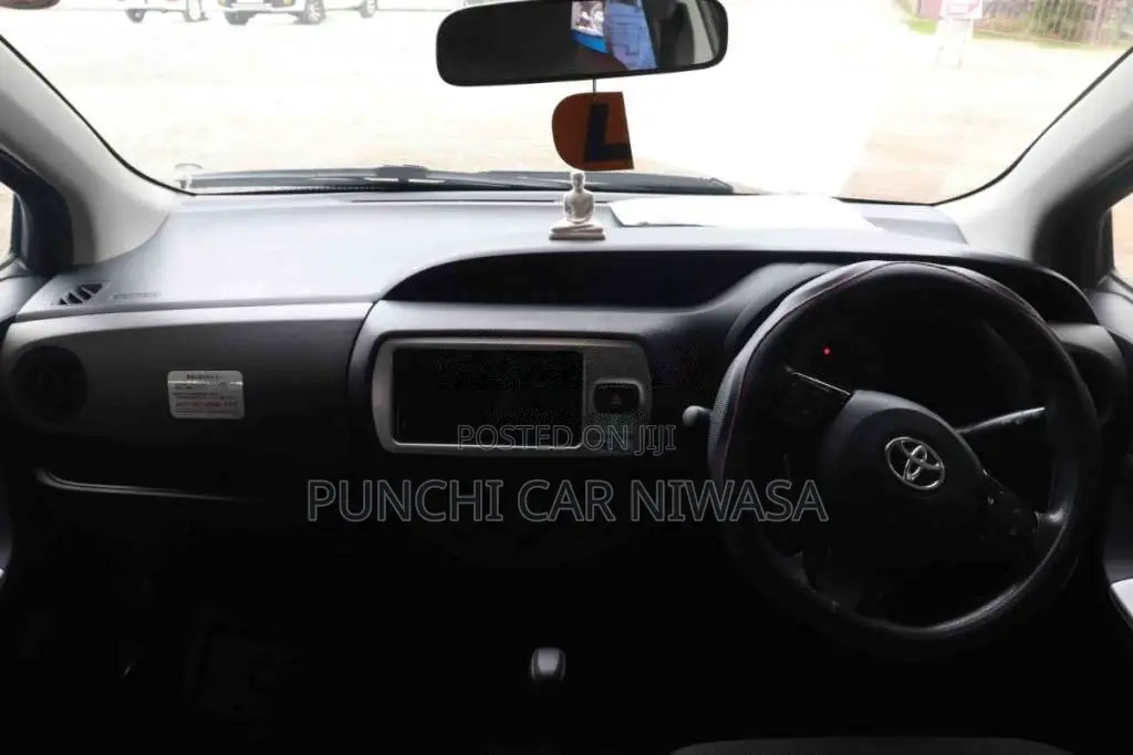 Toyota Vitz 2015 Car (Used)