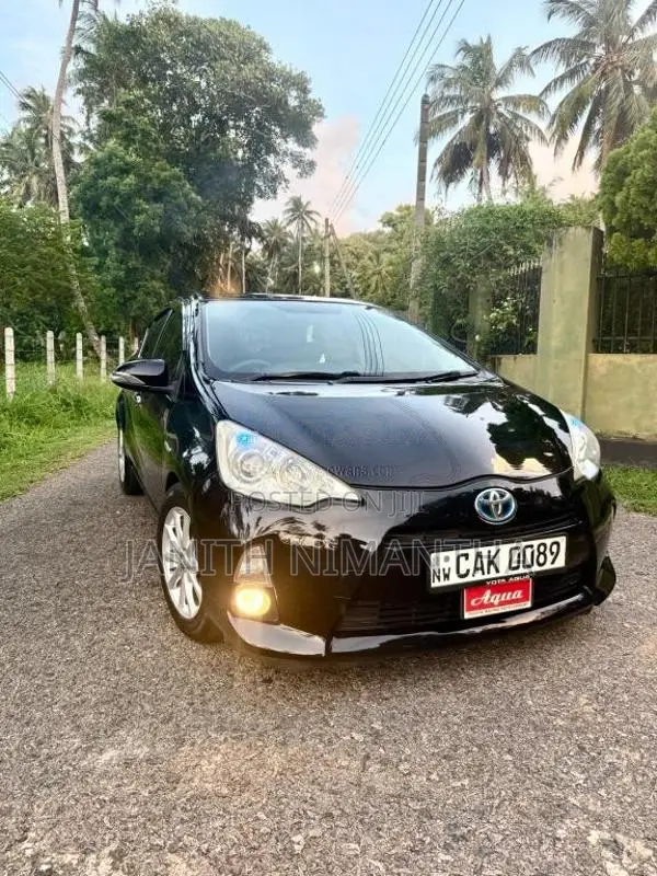 Toyota Aqua 2013 Car (Used)