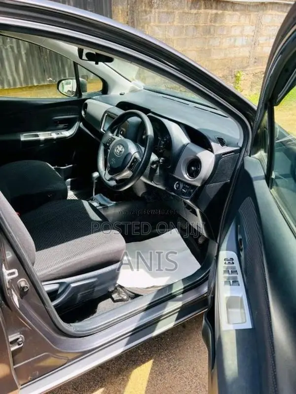 Toyota Vitz 2016 Car (Used)
