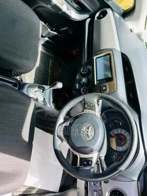 Toyota Vitz 2016 Car (Used)