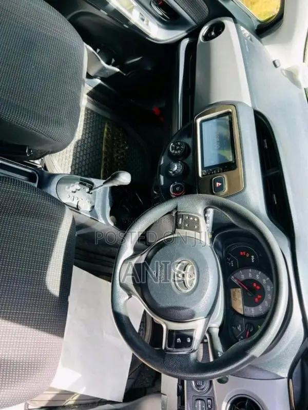 Toyota Vitz 2016 Car (Used)