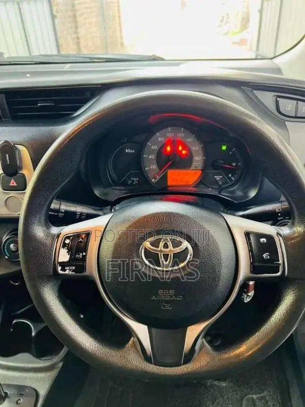 Toyota Vitz 2016 Car (Used)