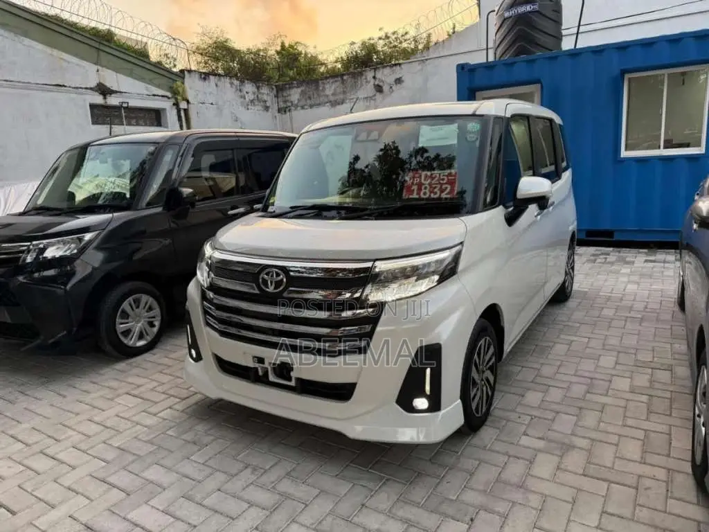 Toyota Roomy Custom G 2023 Car Unregistered (Recondition)