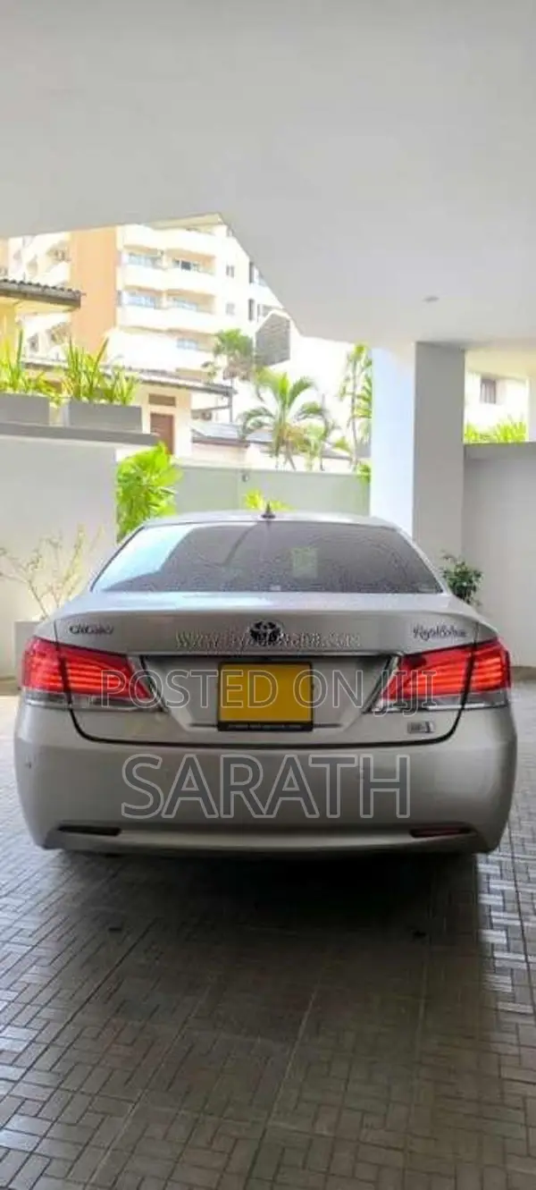 Toyota Crown 2013 Car (Used)