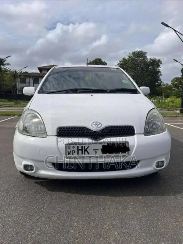 Toyota Vitz 2000 Car (Used)