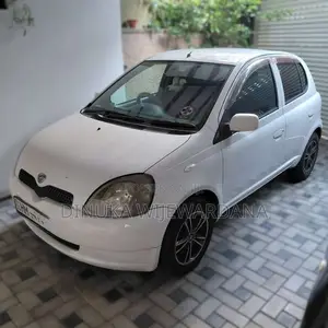 Toyota Vitz 2000 Car (Used)