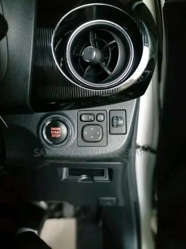 Toyota Vitz 2018 Car (Used)