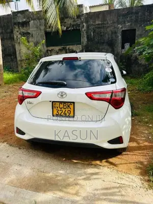 Toyota Vitz 2017 Car (Used)