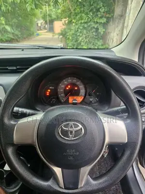 Toyota Vitz 2015 Car (Used)