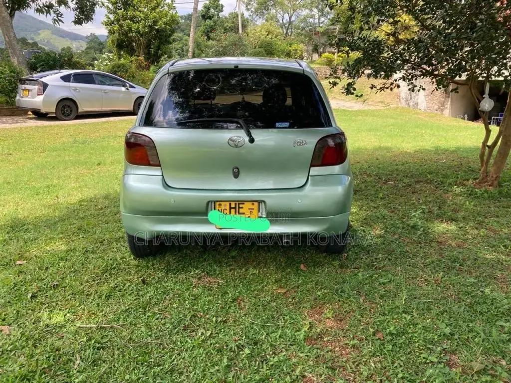 Toyota Vitz 2000 Car (Used)