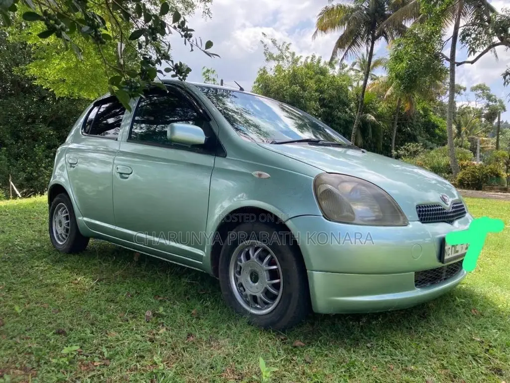 Toyota Vitz 2000 Car (Used)