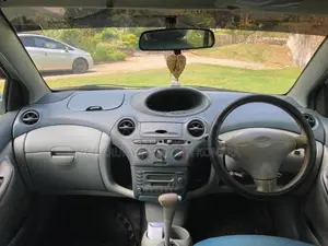 Toyota Vitz 2000 Car (Used)