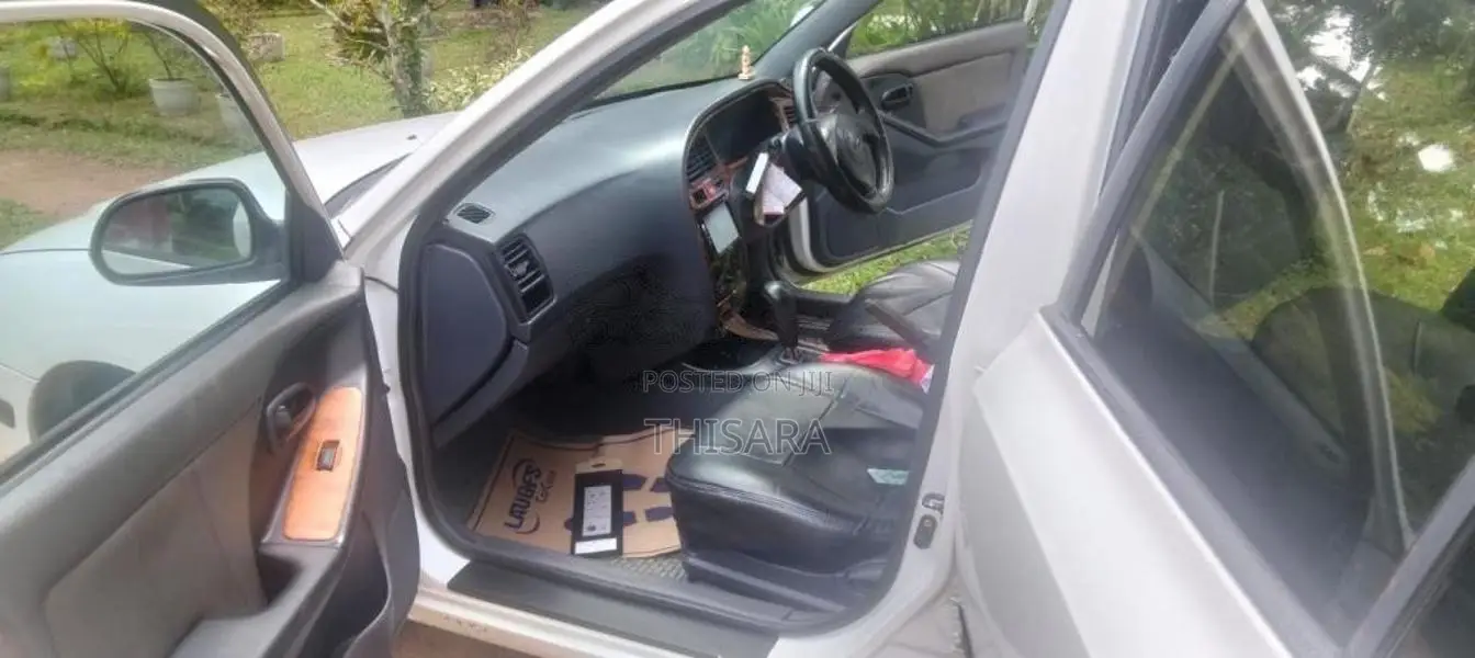 Hyundai Elantra 2000 Car (Used)