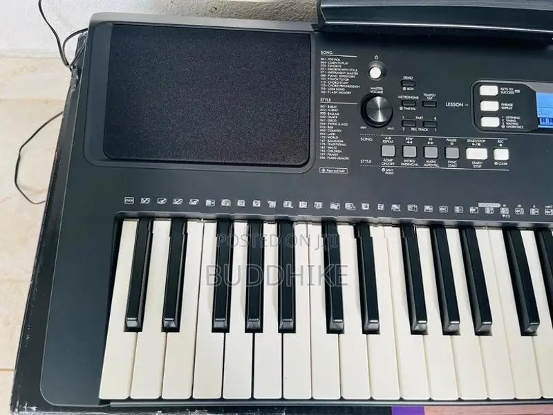 Yamaha PSR E 373 keyboard