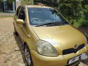 Toyota Vitz 2000 Car (Used)