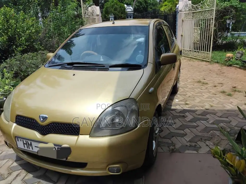 Toyota Vitz 2000 Car (Used)