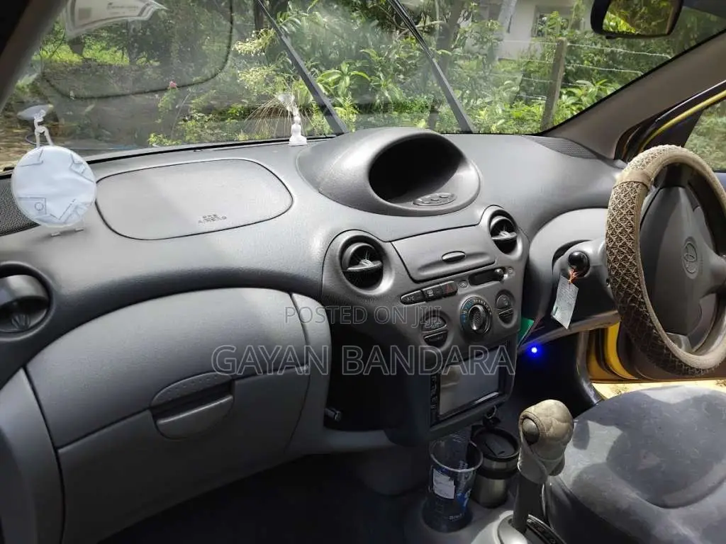 Toyota Vitz 2000 Car (Used)