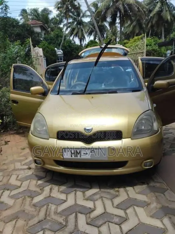 Toyota Vitz 2000 Car (Used)