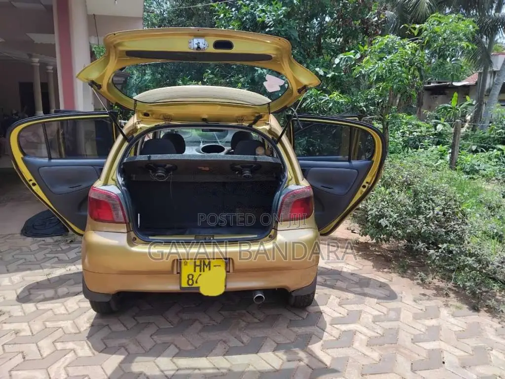 Toyota Vitz 2000 Car (Used)
