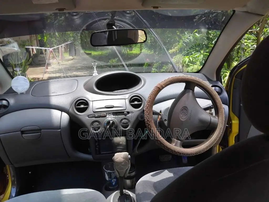 Toyota Vitz 2000 Car (Used)