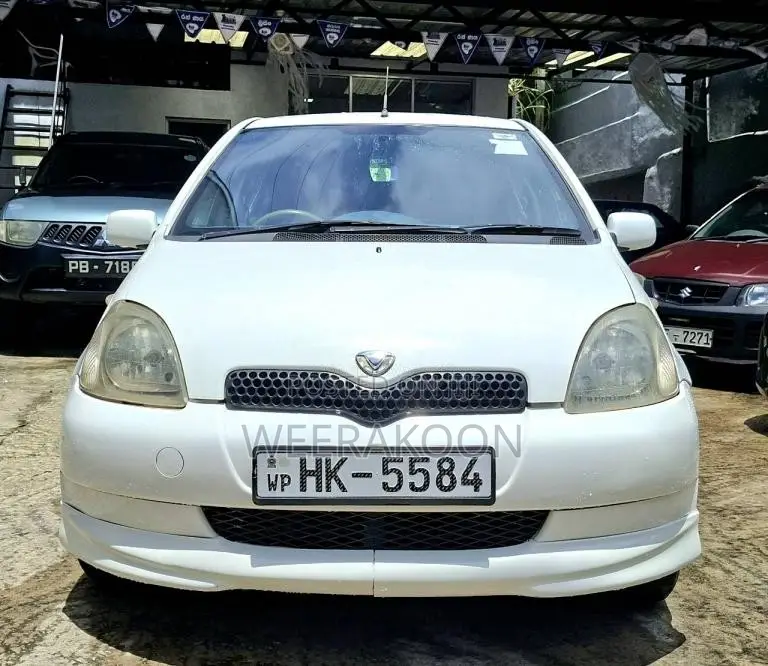 Toyota Vitz 2001 Car (Used)