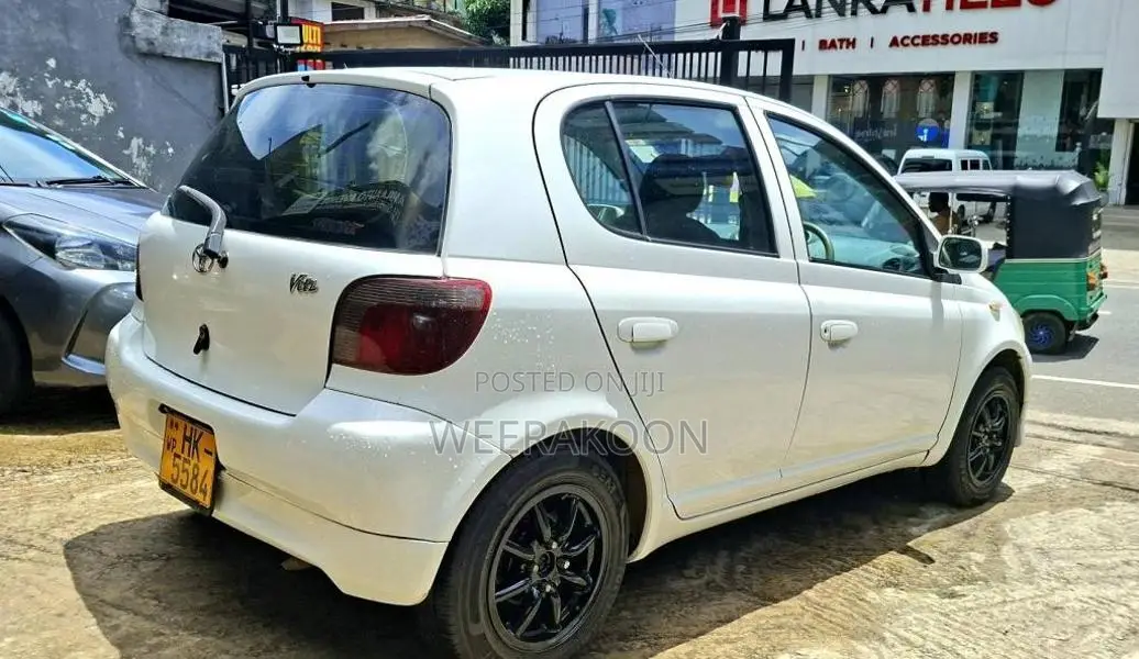 Toyota Vitz 2001 Car (Used)